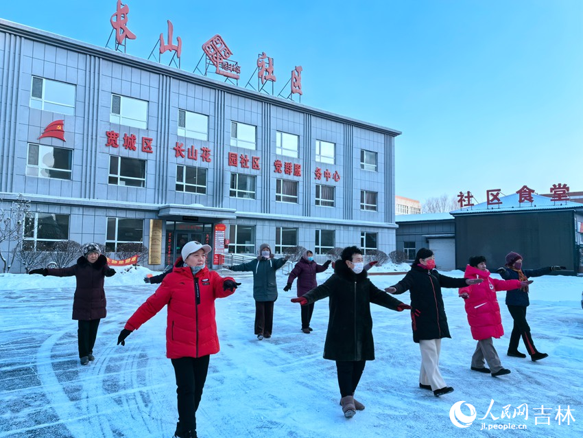 早上8點多，長山花園社區健身舞隊在社區跳舞。人民網記者王海躍 攝