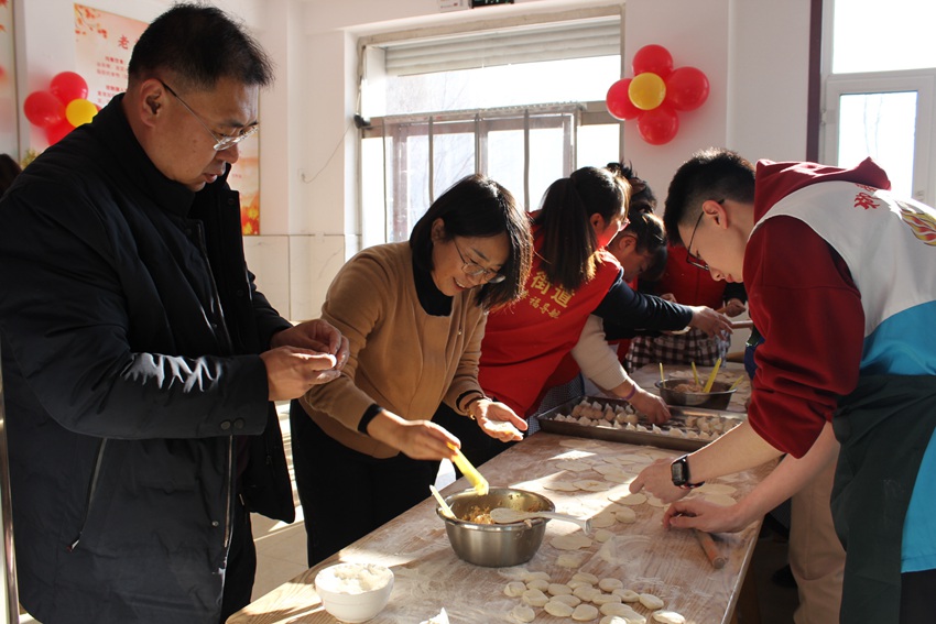 柳河縣關愛退役軍人志愿者和退役軍人一起包餃子