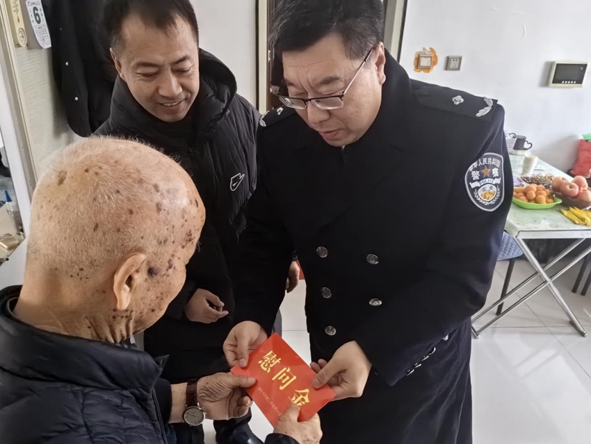 磐石市副市長、市公安局長金澤看望抗美援朝老兵黃榮樂