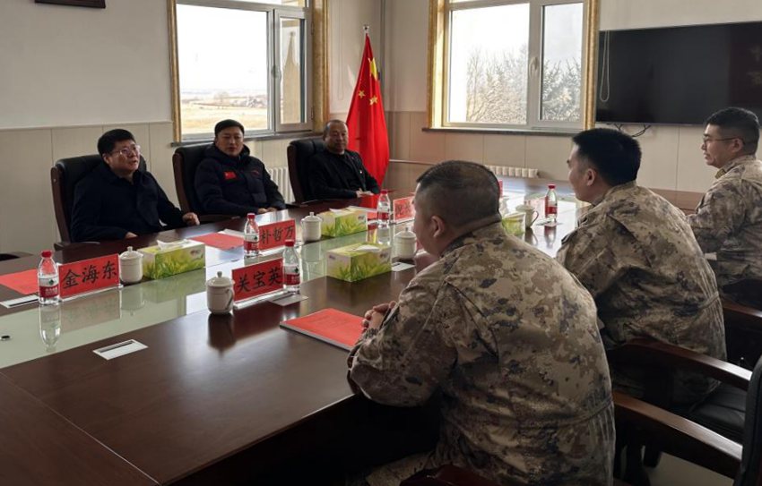 和龍市長樸哲萬與某部隊座談交流