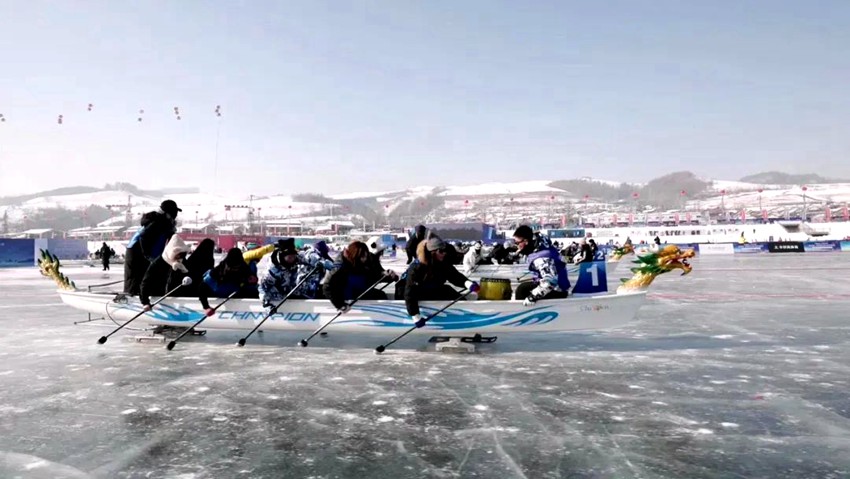 冰上龍舟賽激烈進行中。白山市委宣傳部供圖