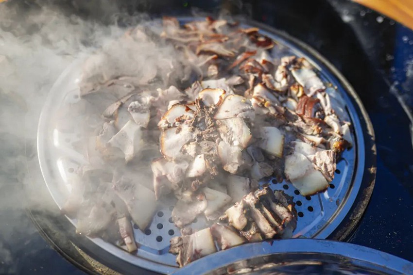 熱氣騰騰的年豬肉，讓人直流口水。長春市朝陽區供圖