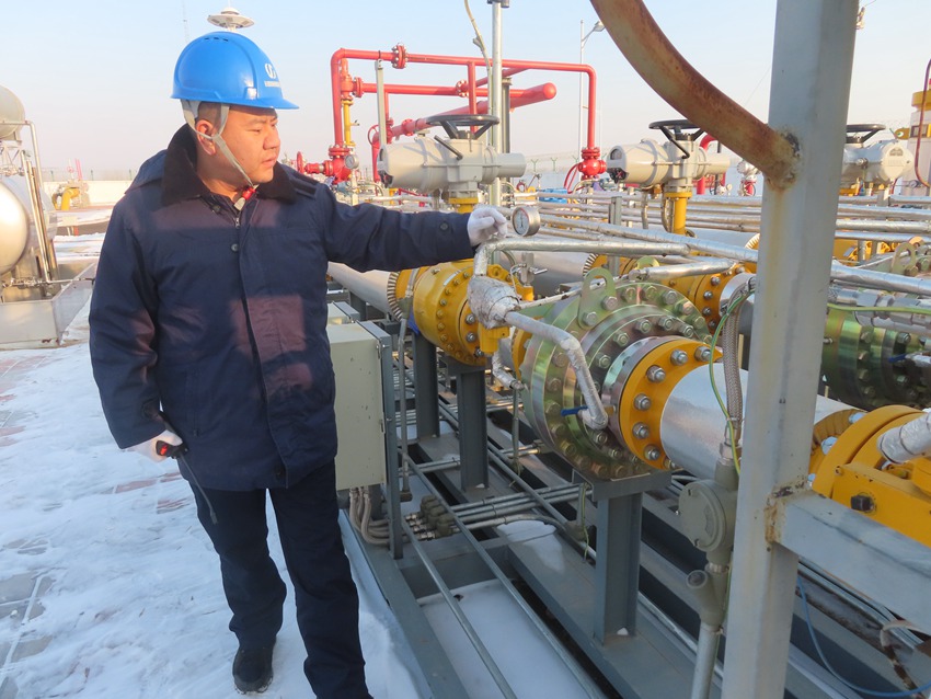 運析風正在巡查管線。（受訪者供圖）