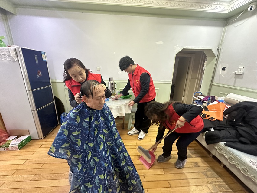 長春天然氣集團有限公司團委志愿者們來到郭洪利老人家中進行志愿服務活動。（長天集團供圖）