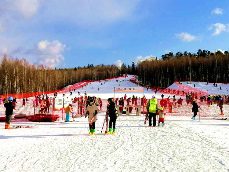 長白山各大滑雪場迎來人流高峰。