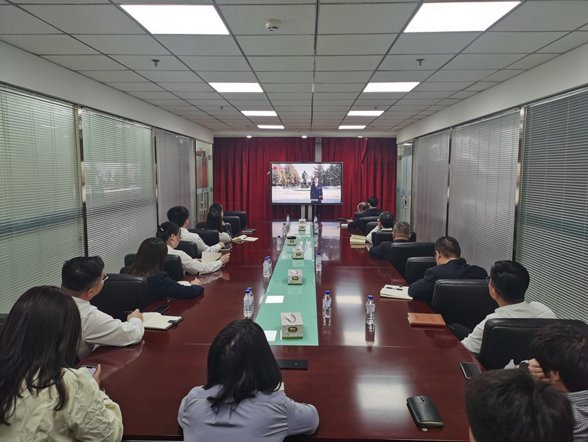 吉林省旅游控股集團有限責任公司組織黨員干部員工觀看思政課。