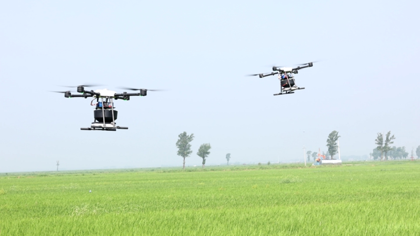 遙控無人機參與科學種植。公主嶺市委宣傳部供圖