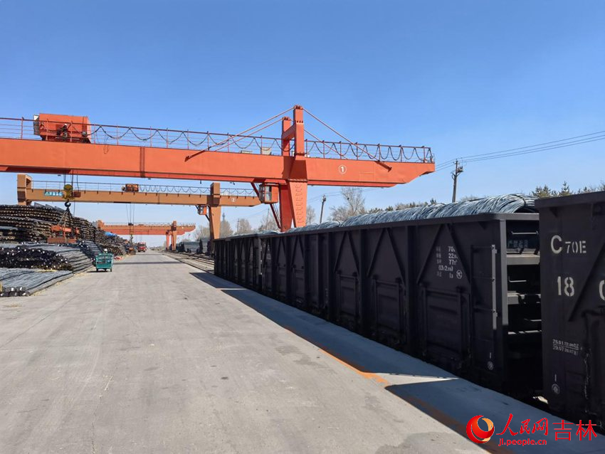 載有鋼材的貨運火車進站。人民網記者 馬俊華攝