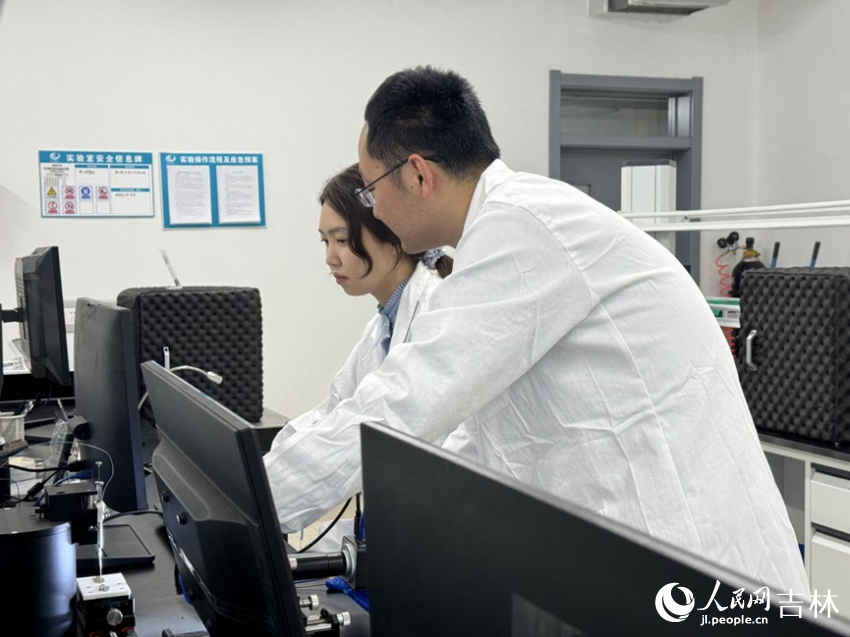 團隊成員正在做實驗。人民網記者 李思玥攝