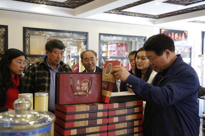 人參產品吸引了全國各地的商客。（撫松縣委宣傳部供圖）