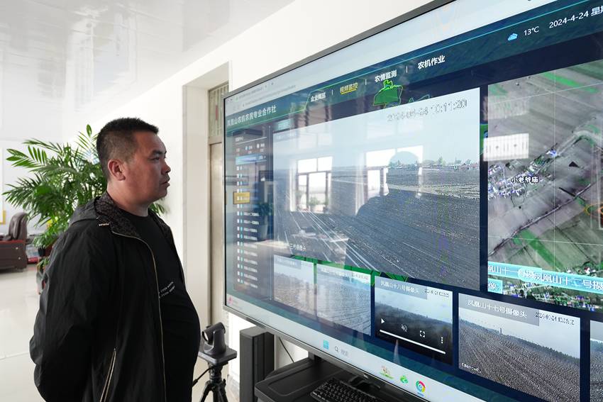 “智慧大腦”為農民種地出謀劃策。程禹然攝