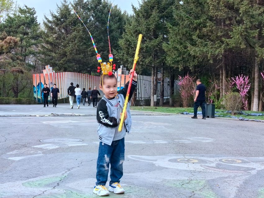 來自河北邯鄲的小男孩裝扮成孫悟空去見“雪餅猴”。人民網記者 王海躍攝