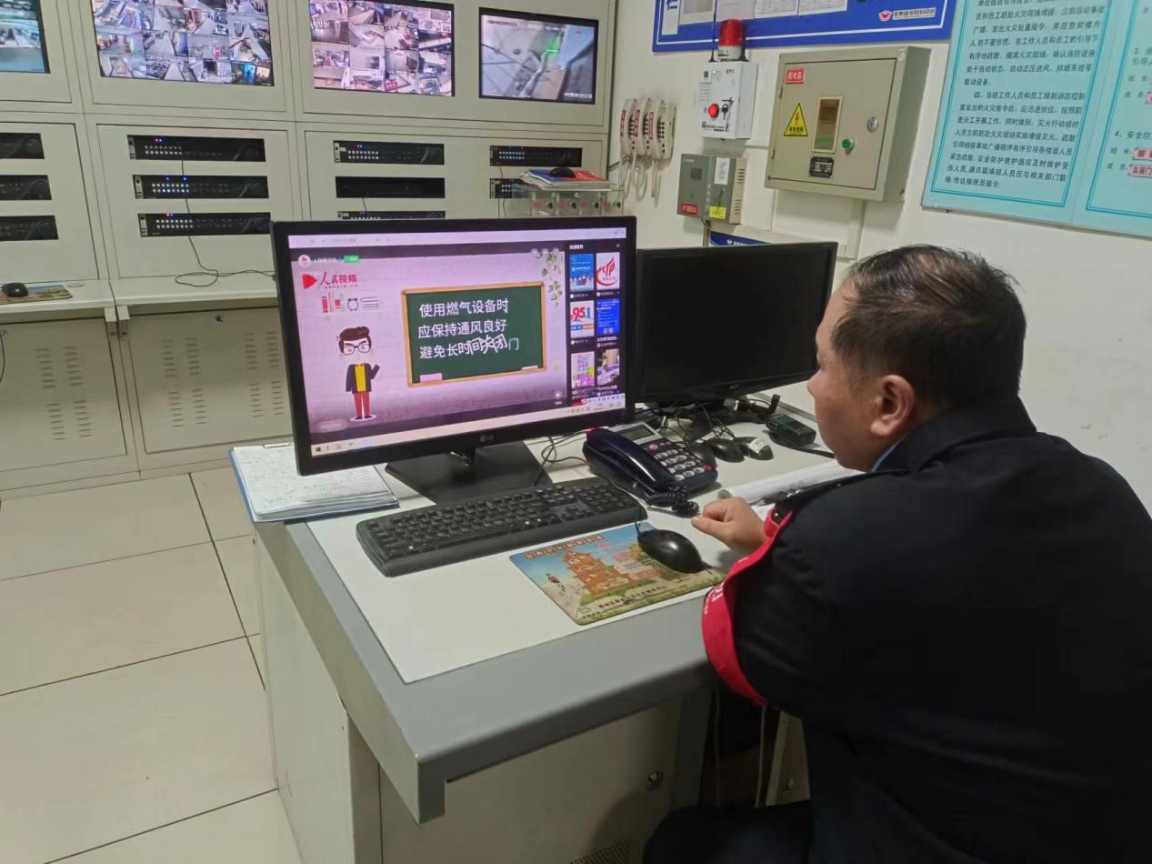 長春市亞泰富苑小區安保負責人觀看直播