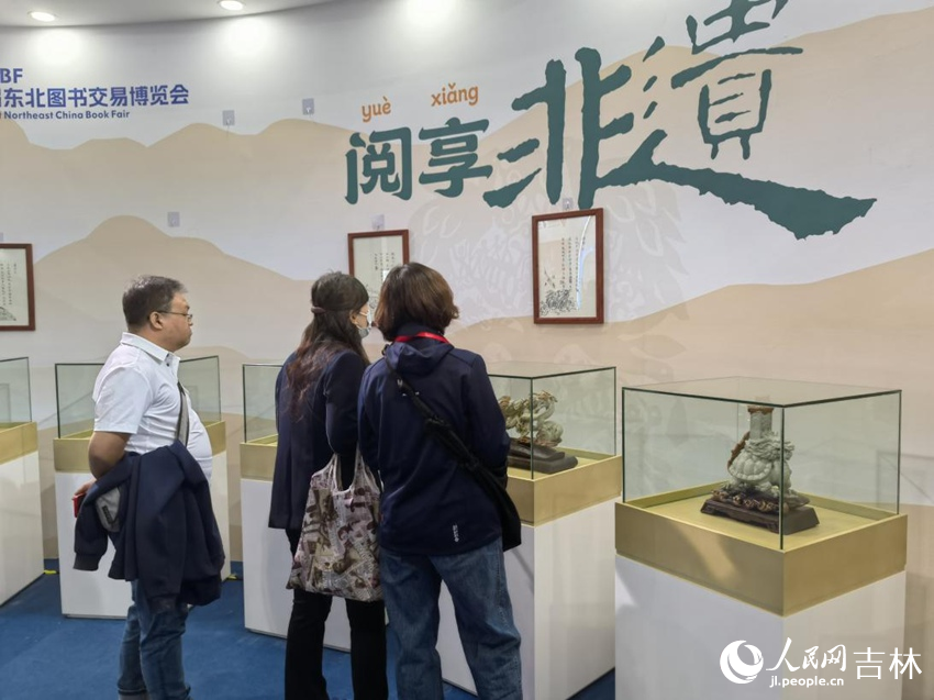 游客在松花石作品前駐足觀賞。人民網記者 馬俊華攝