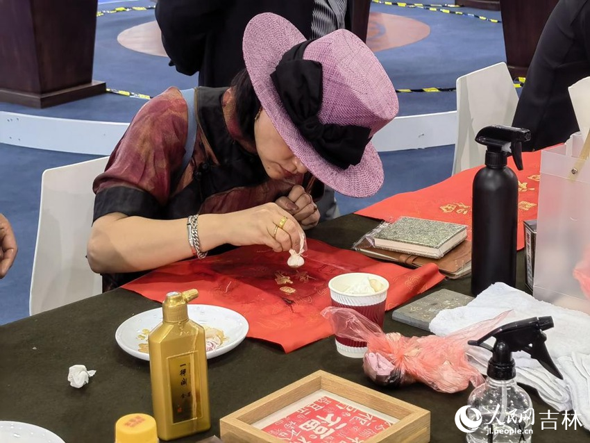 游客體驗拓印。人民網記者 馬俊華攝