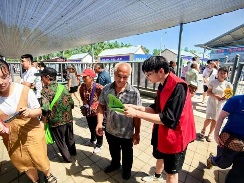 吉林九臺肉?？萍夹≡旱膶W生宣傳介紹肉牛養殖知識。（吉林九臺肉?？萍夹≡汗﹫D）