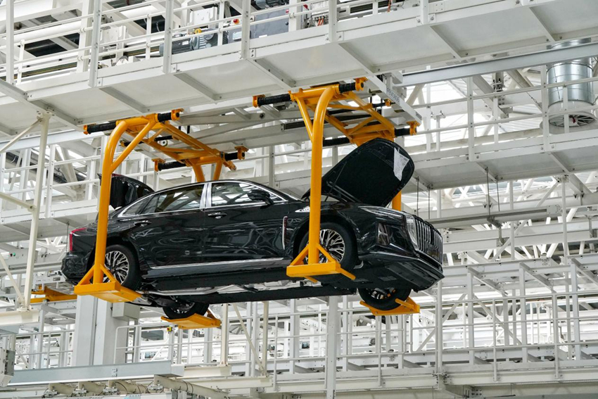 一汽紅旗繁榮工廠總裝車間內，機器人在生產線上裝配車輛。人民網記者 李洋攝