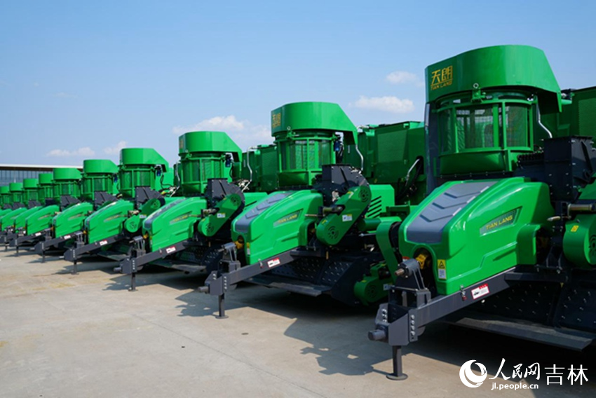 秸稈飼料撿拾打捆機。人民網記者 李洋攝