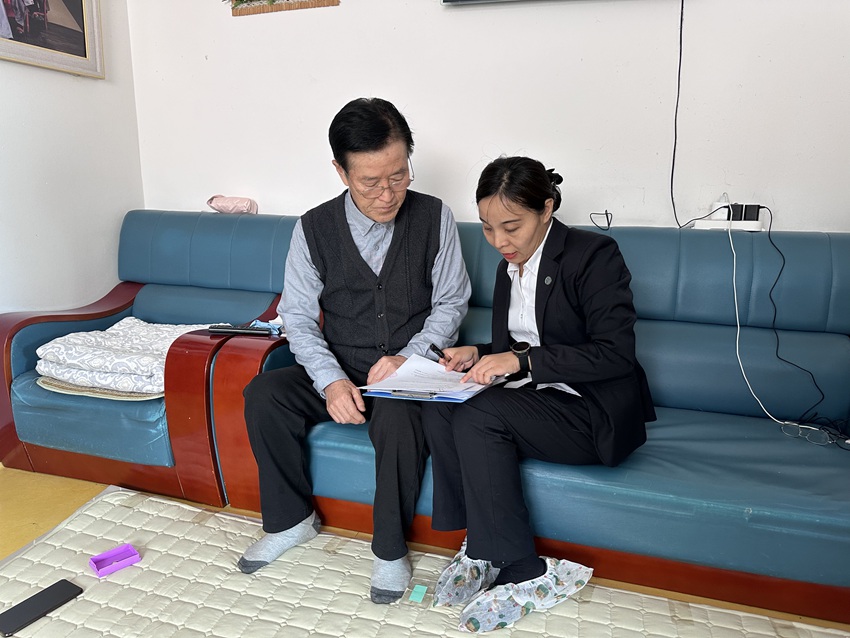 為老人進行講解。王曉彤 攝