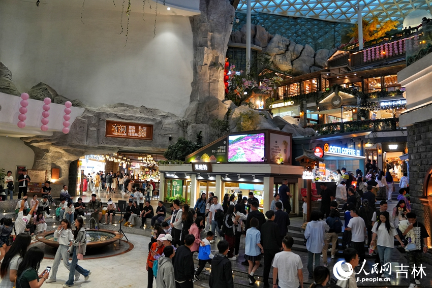 夜色降臨，位于長春市的“這有山”文旅小鎮熱鬧非凡。人民網記者 李洋攝