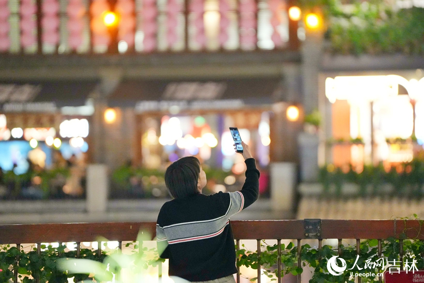 游客在長春“這有山”文旅小鎮打卡拍照。人民網記者 李洋攝