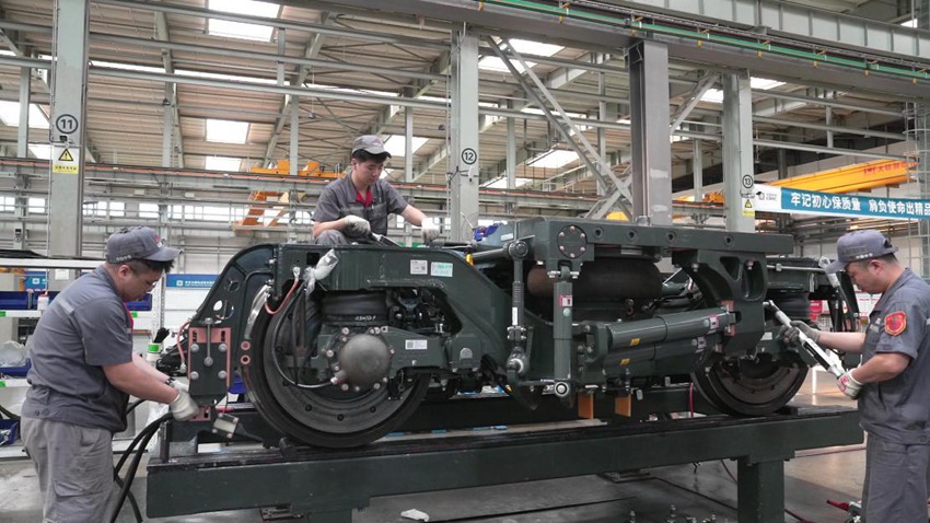 工人使用智能力矩扳手作業。人民網 石天蛟攝