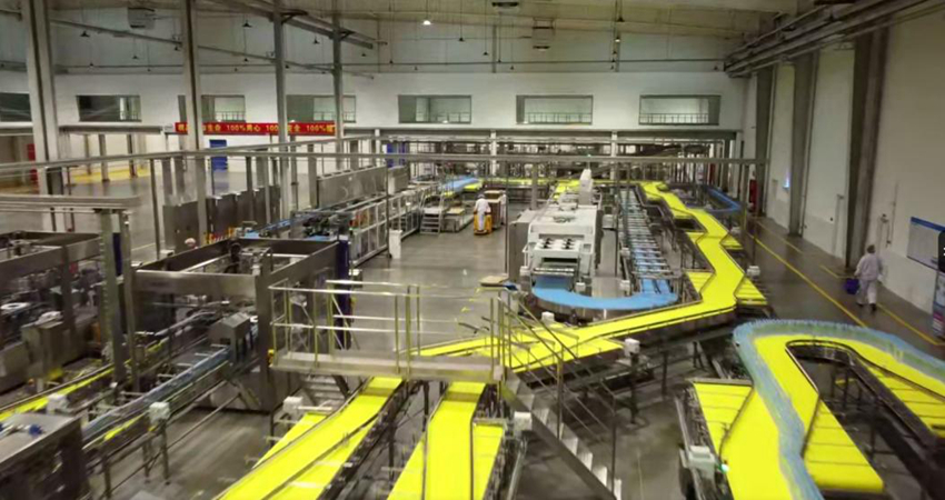 安圖伊利長白山天然礦泉飲品有限責任公司生產車間。（受訪者供圖）