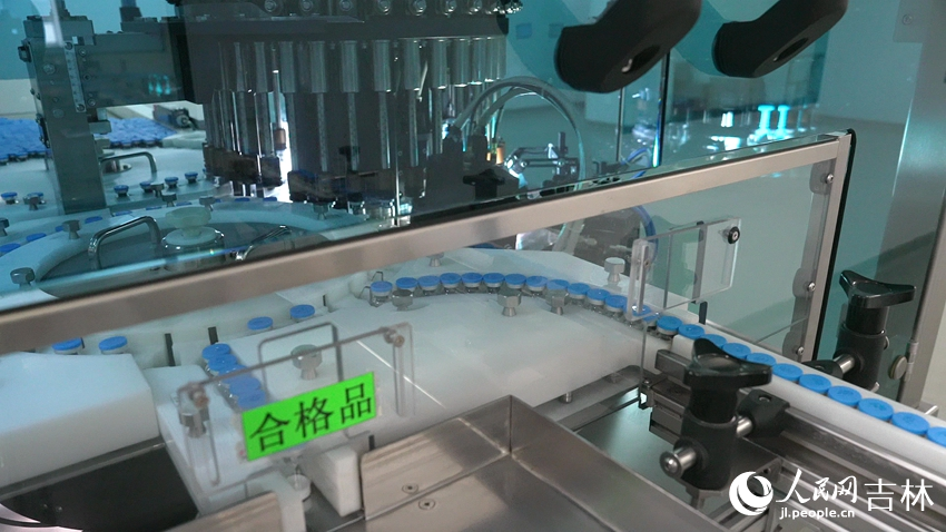 吉林敖東藥業集團延吉股份有限公司凍干粉針劑車間生產線。人民網記者 李成偉攝