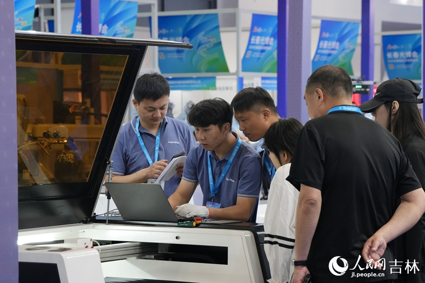 博覽會上，光電信息領域的科技創新成果向游客展示。人民網記者 李洋攝