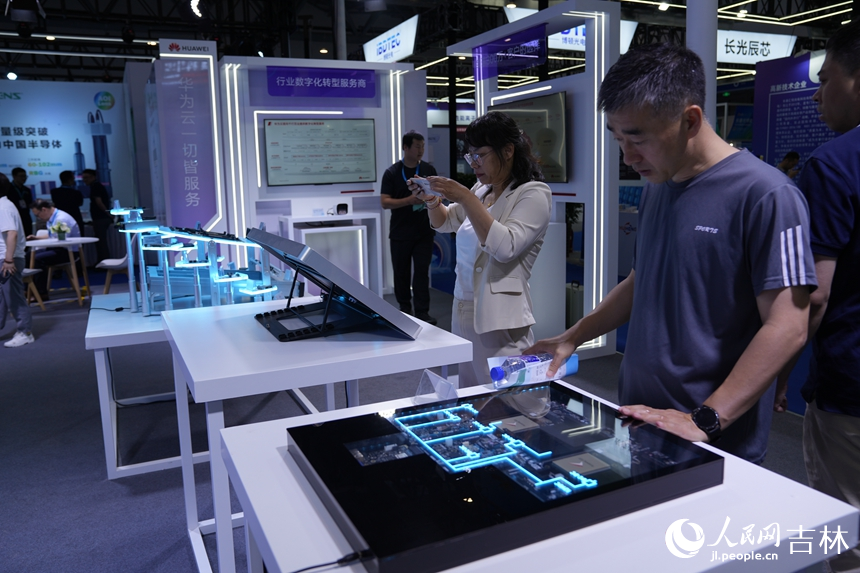 博覽會上，光電信息領域的科技創新成果向游客展示。人民網記者 李洋攝