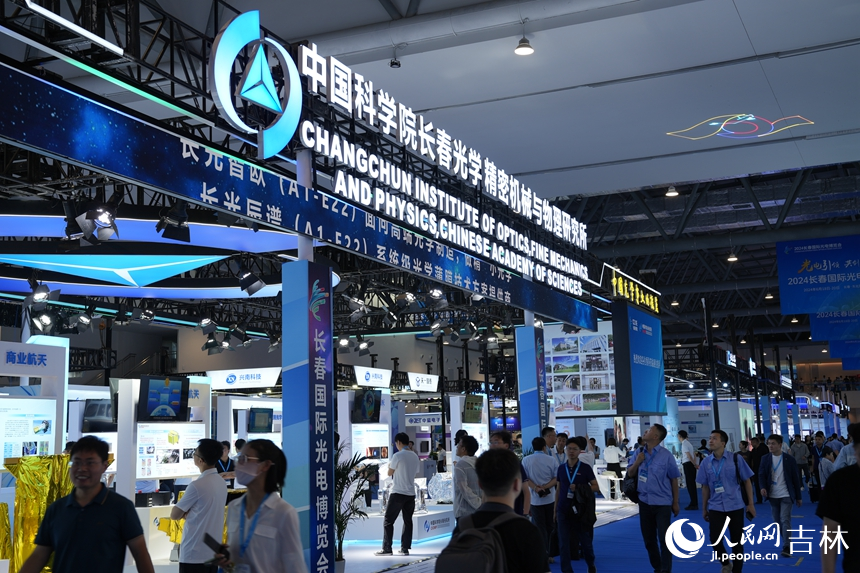 博覽會上，各展位人流如織。人民網記者 李洋攝。