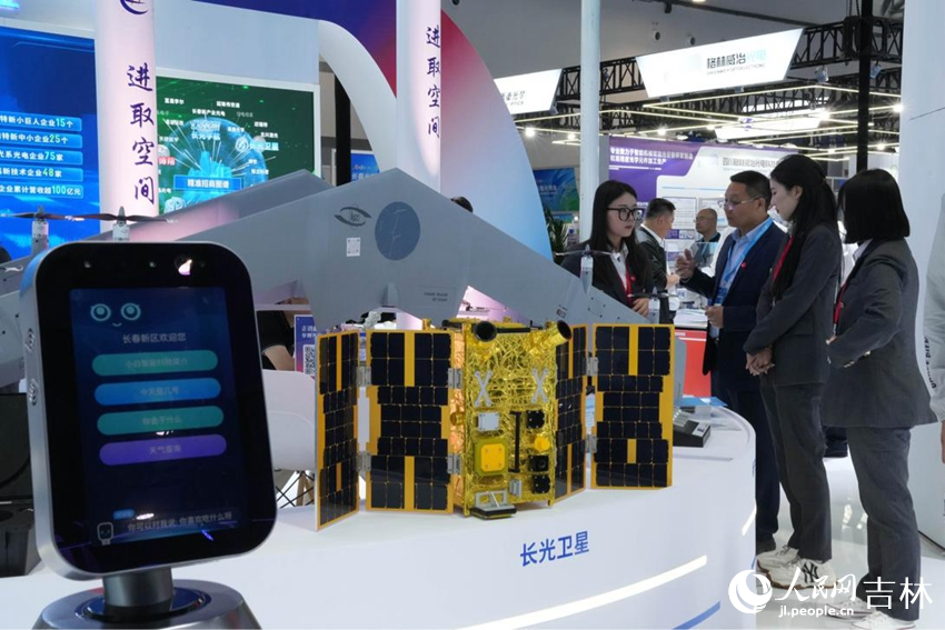 長光衛星技術股份有限公司展位。人民網記者 李洋攝