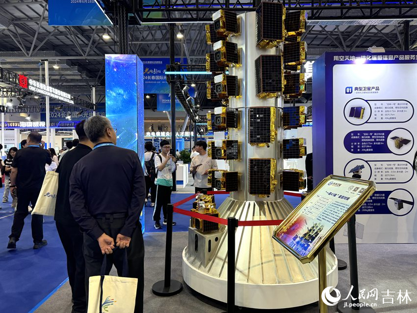 “一箭41星”星箭對接模型吸引觀眾駐足參觀。人民網記者 李思玥攝