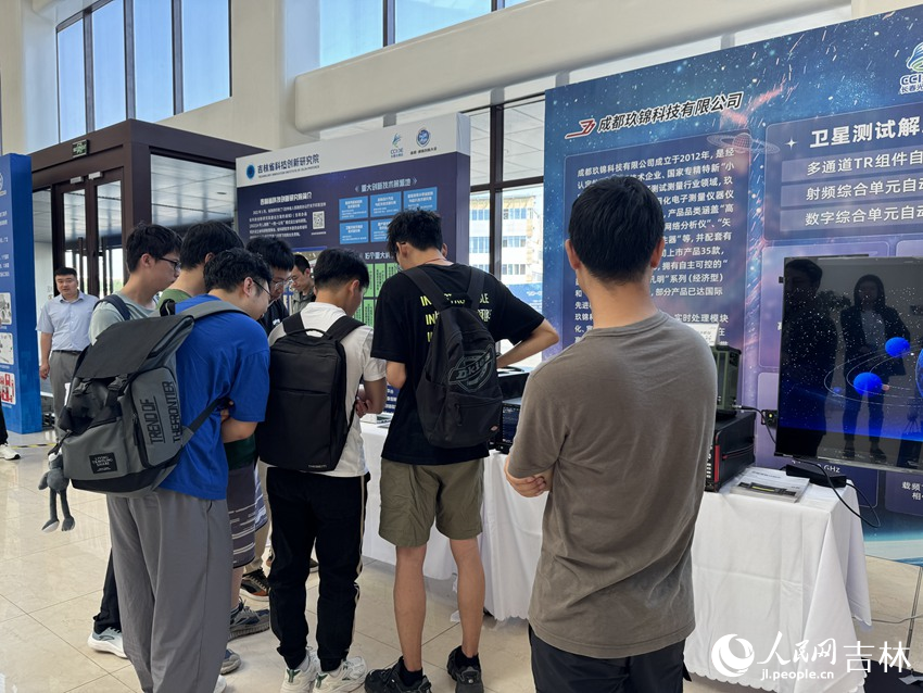 展會吸引了不少航天愛好者前來參觀。人民網記者 李思玥攝