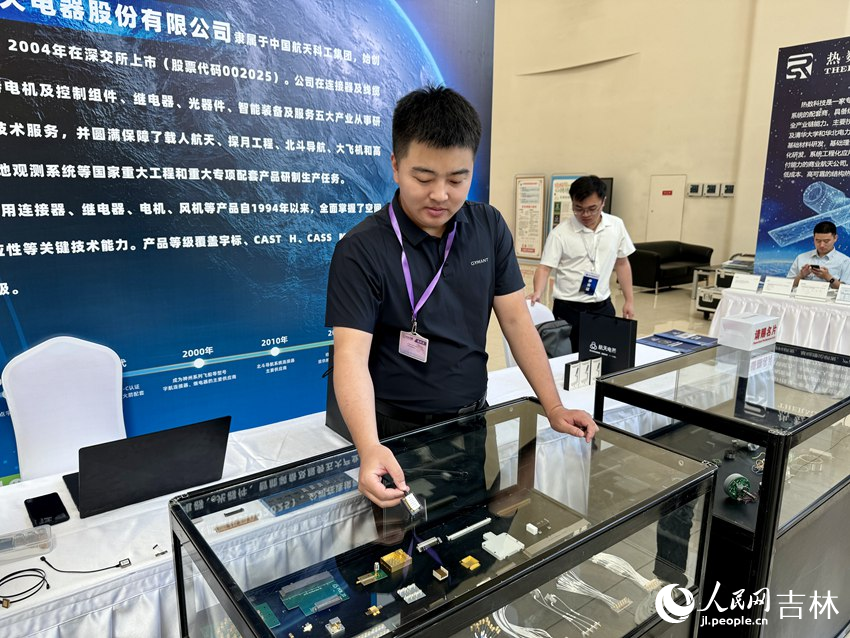東方空間（山東）科技有限公司工作人員向記者展示該公司自主研發的宇航光電模塊。人民網記者 李思玥攝