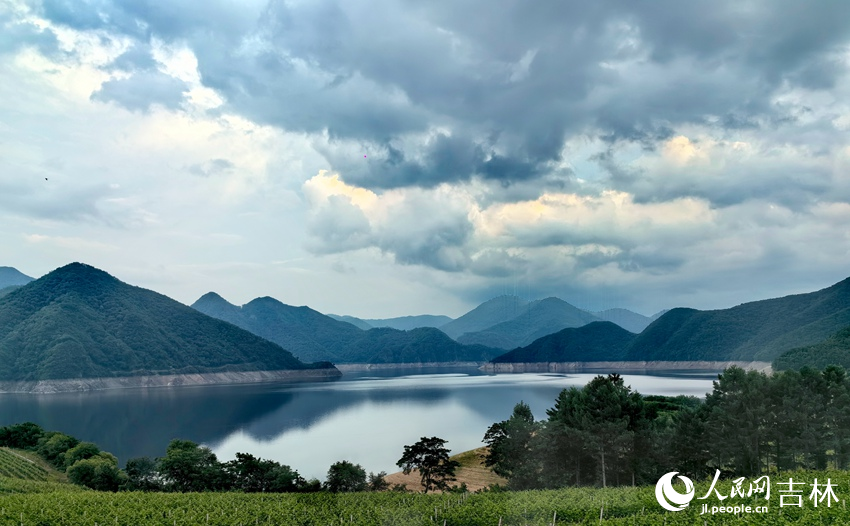 登高遠眺，集安山水相映成畫。人民網記者 王海躍攝
