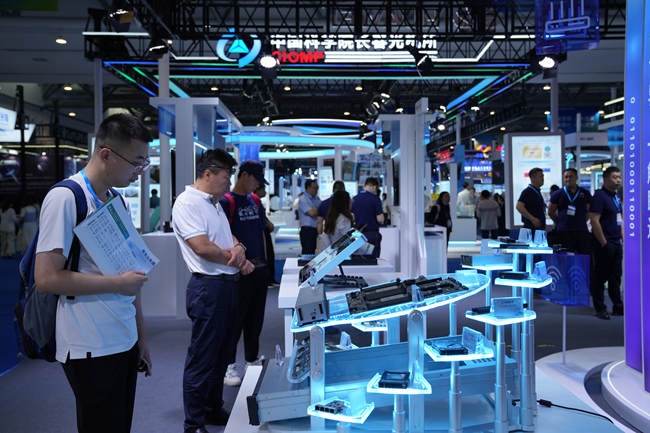 觀展人員在華為展臺了解技術領域的發展趨勢。人民網記者 李洋攝