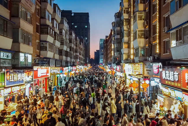 長春桂林路文旅街區人流如織。人民網記者 李洋攝