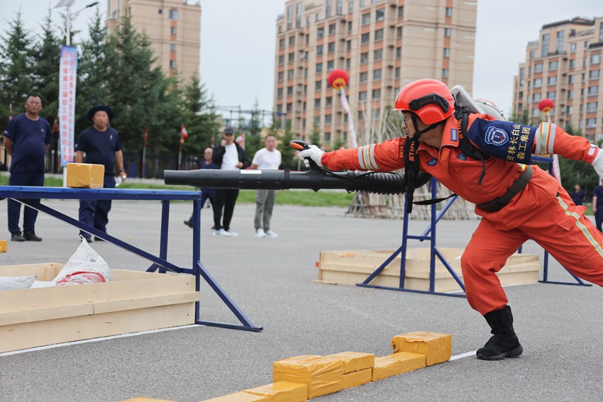 個人全能冠軍劉陽在進行滅火戰術連貫作業比賽