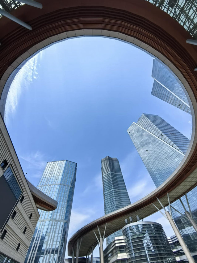 長新創谷高樓大廈林立。人民網記者 李洋攝