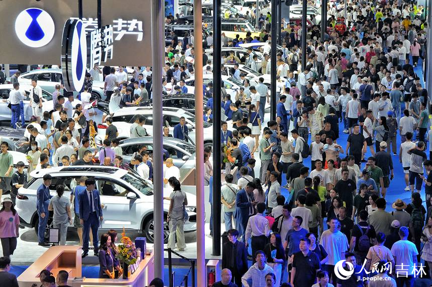 本次汽博會吸引了眾多客商參展。人民網記者 李洋攝