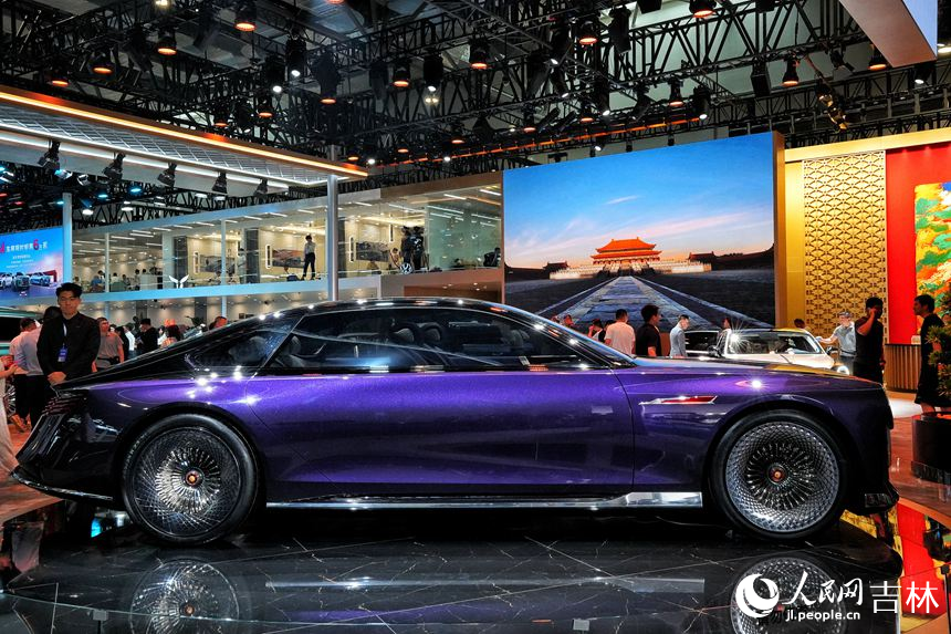 紅旗金葵花展廳展出的新款車型。人民網記者 李洋攝