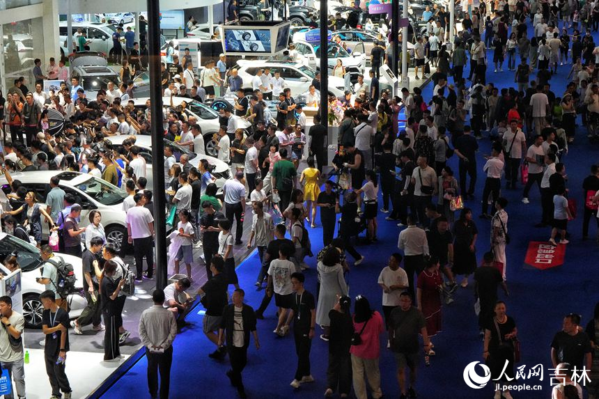 觀眾在第21屆長春國際汽車博覽會上參觀。人民網記者 李洋攝
