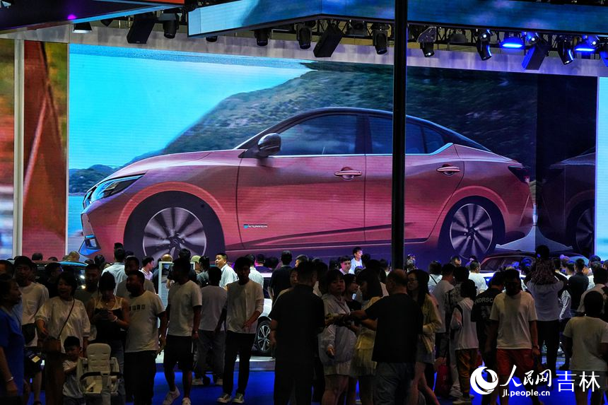 觀眾在第21屆長春國際汽車博覽會上參觀。人民網記者 李洋攝