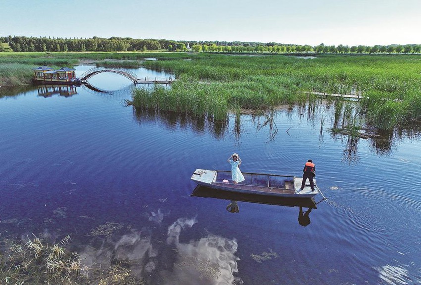 游客在莫莫格濕地暢游。潘晟昱攝