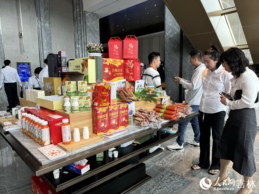 第九屆全球吉商大會吉林名品展上，吉林特色農副產品吸引了不少參觀者的目光。人民網記者 李思玥攝