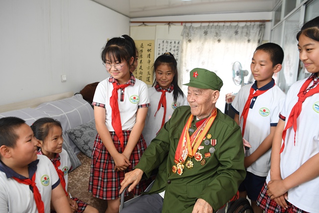 老兵徐洪英為孩子們講述戰斗經歷。