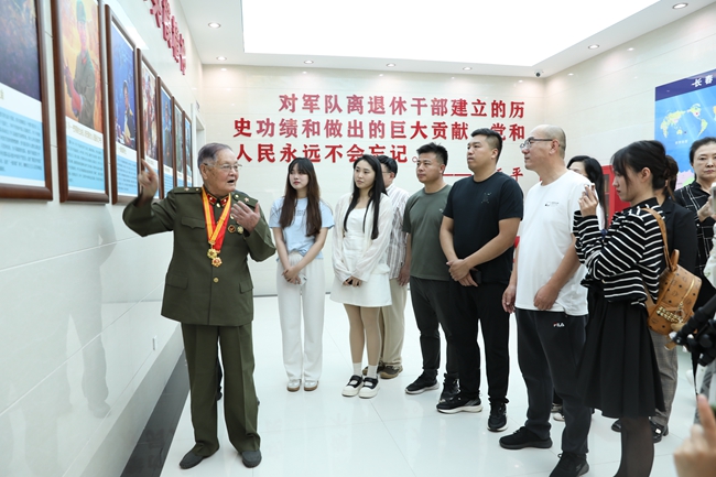 老兵汪延開為青年人講述英雄事跡。