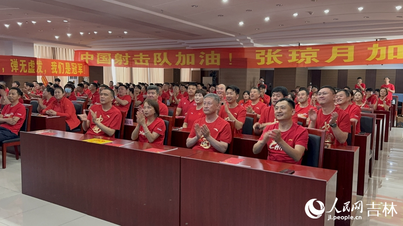 吉林省體育局組織親友團共同觀看直播，為張瓊月加油。人民網記者 李思玥攝