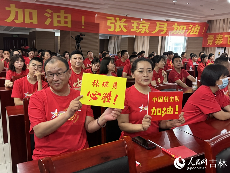 吉林省體育局組織親友團共同觀看直播，為張瓊月加油。人民網記者 李思玥攝